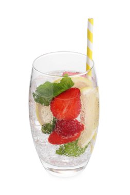 Çilekli, limonlu ve naneli tatlı bir içecek.