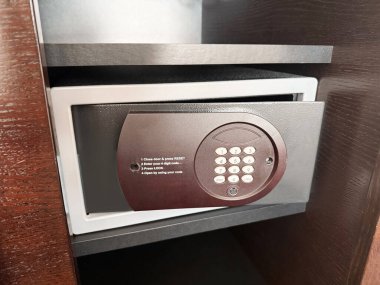 İçeride elektronik kilit olan çelik kasa, yakın plan.