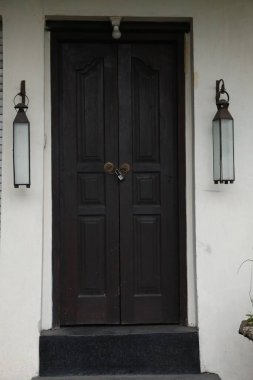 Siyah ahşap kapılı binanın dışı.