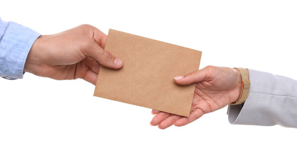 Деньги бонус. Босс дает конверт сотруднику на белом фоне, крупным планом