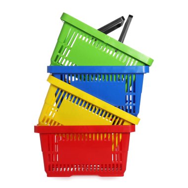 Beyaza izole edilmiş renkli alışveriş sepetleri yığını