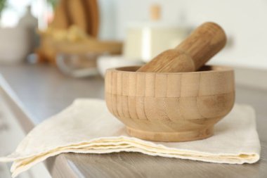 Havan topu ve tokmak mutfaktaki ahşap masa, yakın çekim