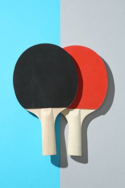 Renkli arka planda pinpon raketleri, üst görünüm