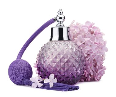 Parfüm ve güzel leylak çiçekleri beyaza izole edilmiş.