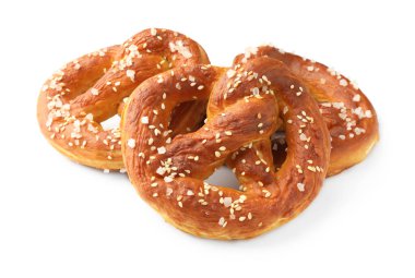 Lezzetli tuzlu krakerler beyaz üzerine izole edilmiş.