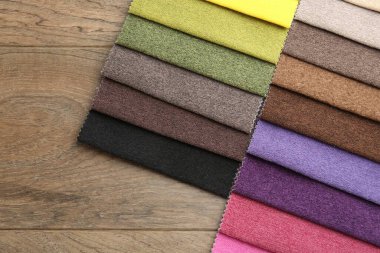 Tahta masadaki farklı kumaşlardan örnekler.