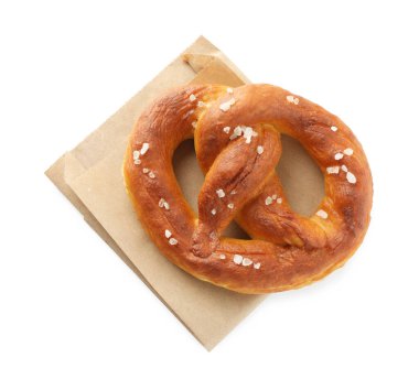 Lezzetli tuzlu kraker, beyaz üzerine izole edilmiş, üst manzara.