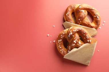 Kırmızı arka planda tuzlu krakerler, düz. Metin için boşluk