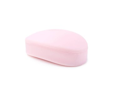 Beyaza izole edilmiş bir sabun çubuğu. Kişisel temizlik.