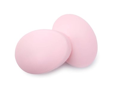 Beyaza izole edilmiş iki sabun çubuğu, üst manzara. Kişisel temizlik.