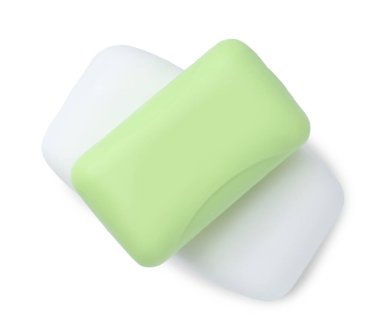 Beyaza izole edilmiş iki sabun çubuğu, üst manzara. Kişisel temizlik.