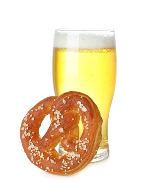 Lezzetli kraker ve beyaz üzerine izole edilmiş bir bardak bira