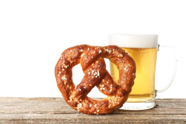 Lezzetli kraker ve bir bardak bira beyaz arka plana karşı ahşap masada. Metin için boşluk