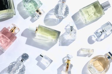 Lüks parfümler ve beyaz arka planda güzel leylak çiçekleri.