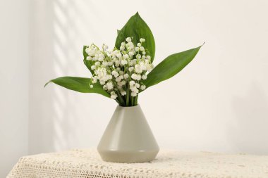 Vazodaki vadi çiçeklerinin güzel zambakları masada.