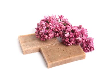 Sabun çubukları ve leylak çiçekleri izole edilmiş beyaz