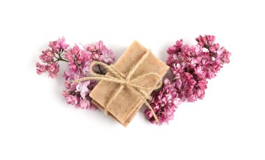 Sabun çubukları ve leylak çiçekleri izole edilmiş beyaz