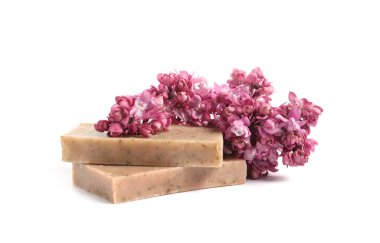 Sabun çubukları ve leylak çiçekleri izole edilmiş beyaz