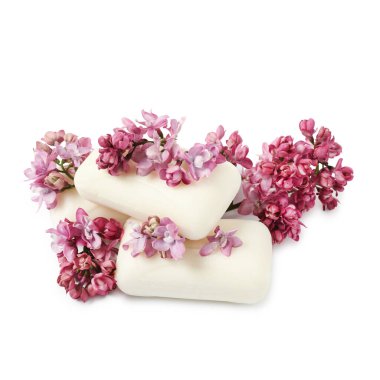 Sabun çubukları ve leylak çiçekleri izole edilmiş beyaz