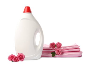 Bir şişe yumuşatıcı, üst üste yığılmış giysiler ve beyaza saklanmış çiçekler.