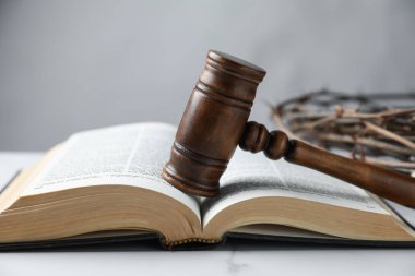 Yargıç tokmağı, İncil ve dikenli taç beyaz mermer masa, yakın çekim