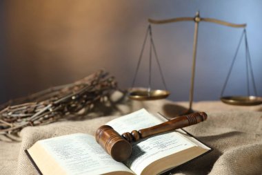 Yargıç tokmağı, İncil, dikenli taç ve çuval bezi üzerindeki pullar, yakın plan.