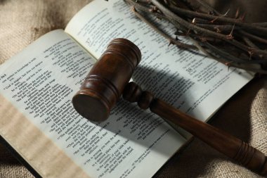 Yargıç tokmağı, İncil ve çuval bezi kumaşındaki dikenli taç.