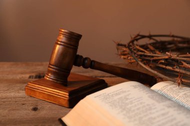 Yargıç tokmağı, dikenli taç ve ahşap masada İncil, yakın plan.