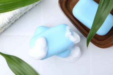 Beyaz masada köpüklü sabun çubukları, düz uzanmış.