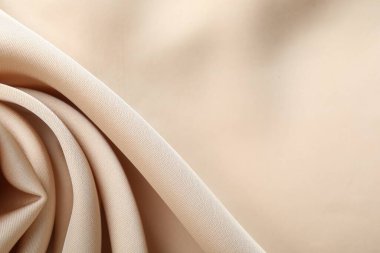 Arkaplan olarak buruşuk bej ipek kumaş, üst görünüm