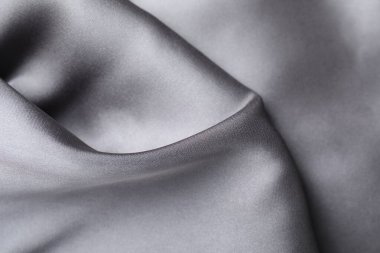 Arkaplan olarak buruşuk gri ipek kumaş, yakın plan