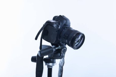 Beyaz arka planda modern profesyonel video kamera