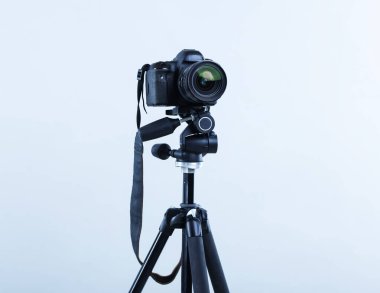 Açık gri arkaplanda modern profesyonel video kamera