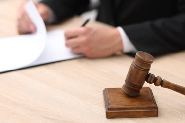 Yargıç çalışıyor ve tokmak içeride masa başında, seçici odaklanma