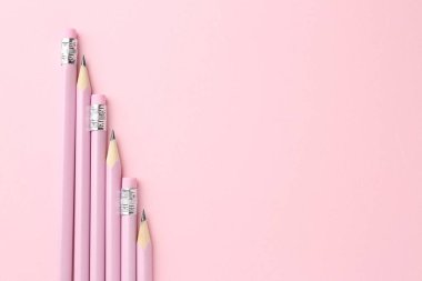 Pembe arka planda bir sürü grafit kalem var. Metin için boşluk