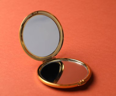 Mercan arka planda cep aynasını aç, kapat