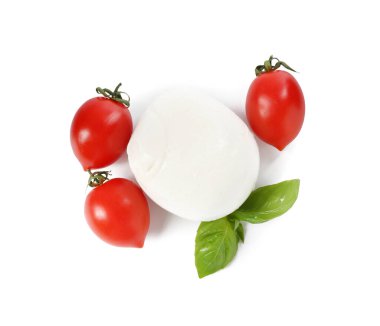 Beyaz arka planda lezzetli mozarella peynirli top, domates ve fesleğen.
