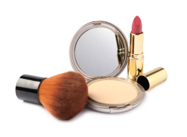 Beyaz üzerine ayna, fırça ve ruj sürülmüş açık yüz pudrası