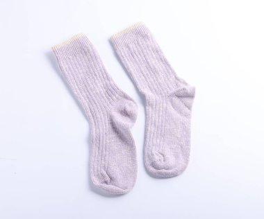 Bir çift menekşe yün çorap beyaz, üst görünümde izole