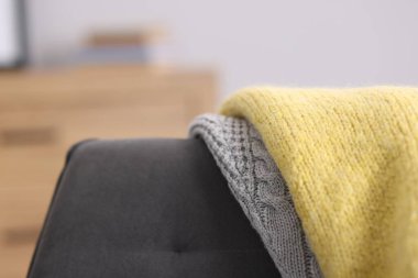 İçerideki koltukta renkli yün kazaklar, yakın plan.