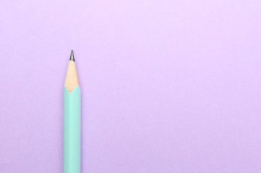 Menekşe arkaplanda bir grafit kalem, üst görüş. Metin için boşluk