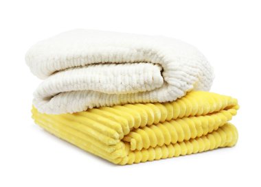 İki katlanmış yün battaniye beyaza izole edilmiş.