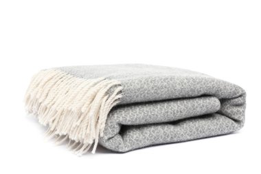 Katlanmış gri yünlü battaniye beyaza izole edilmiş.