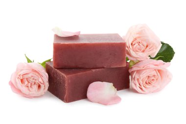 Aromatik sabun çubukları ve beyaza izole güller.