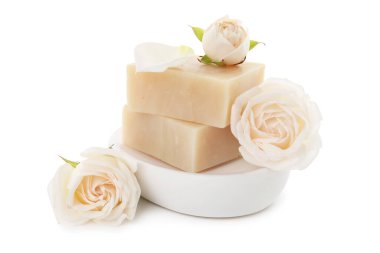 Aromatik sabun çubukları ve beyaza izole güller.