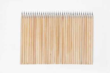 Beyaz zemin üzerinde birçok grafit kalem, düz yatıyordu