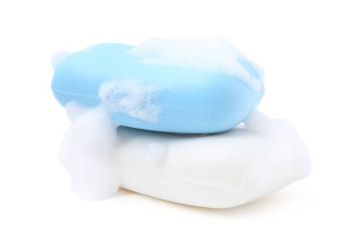 Köpüklü sabun çubukları beyaza izole edilmiş