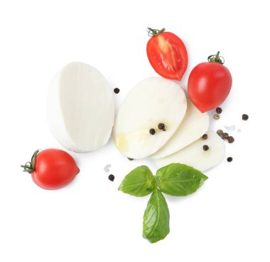 Lezzetli mozzarella, domates, biber ve fesleğen beyaz arka planda, düz yatıyordu.