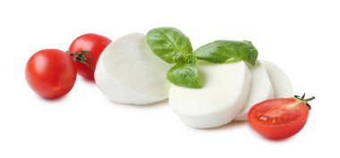Lezzetli mozarella, beyaz arka planda domates ve fesleğen.