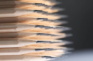 Bulanık gri arkaplan ve makro görünümde birçok grafit kalem